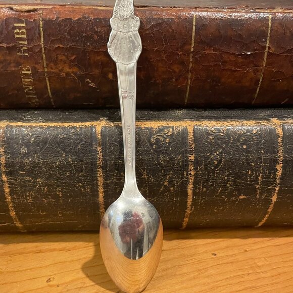 Collectible Set of Dionne Quintuplets Spoons - Picture 6 of 14